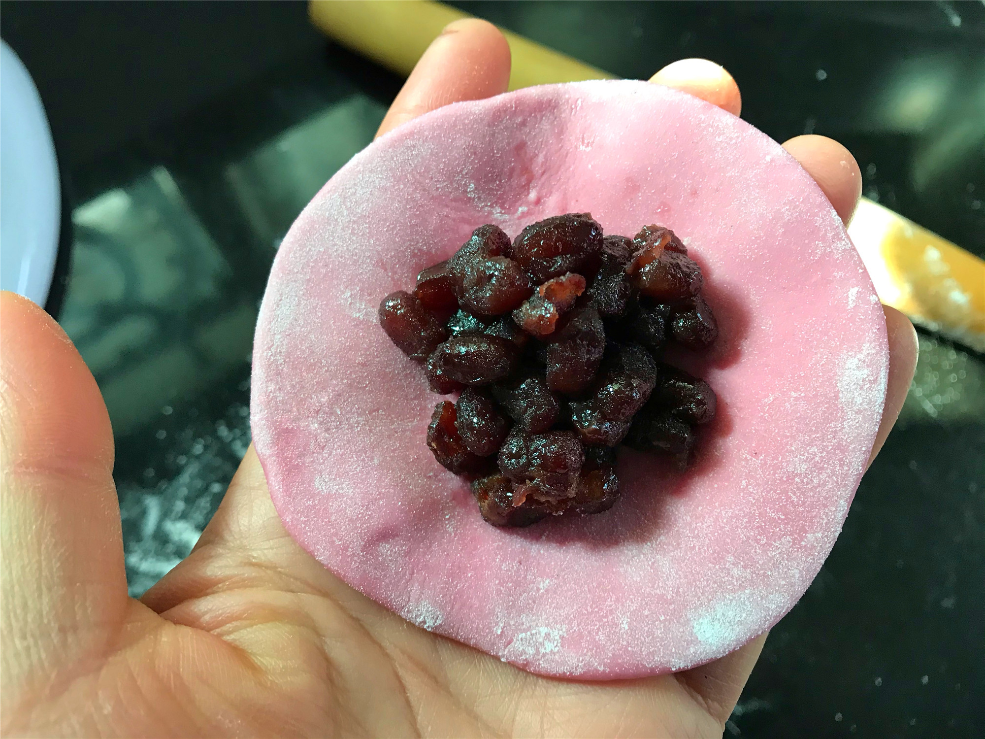 香甜松软的双色蜜豆包