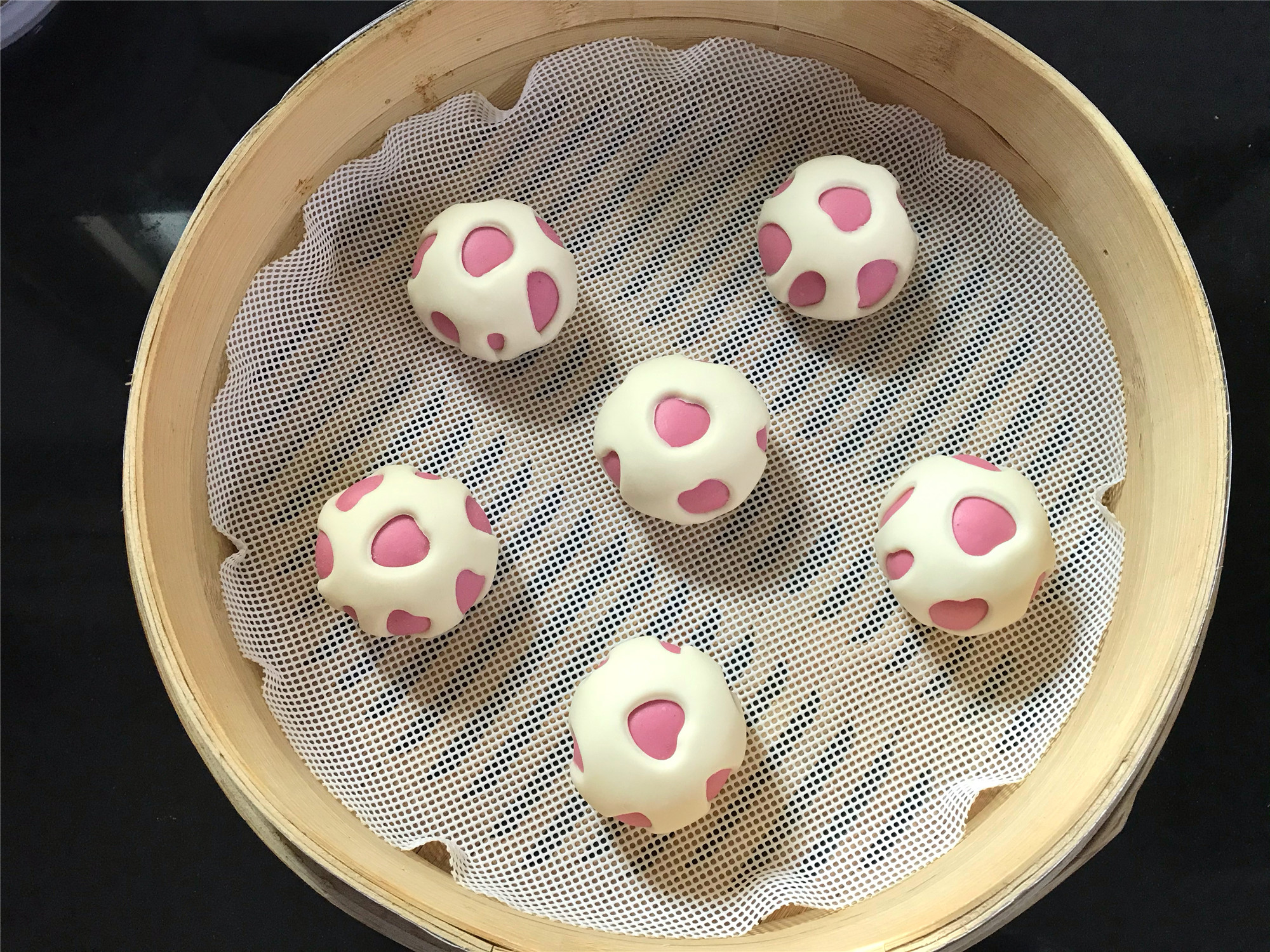 香甜松软的双色蜜豆包