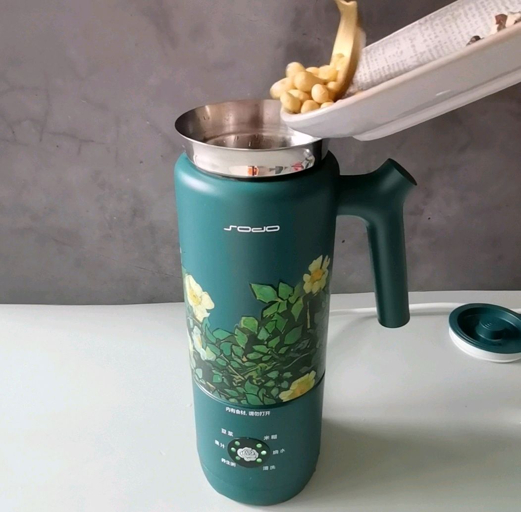 香甜又美味的核桃红枣豆浆