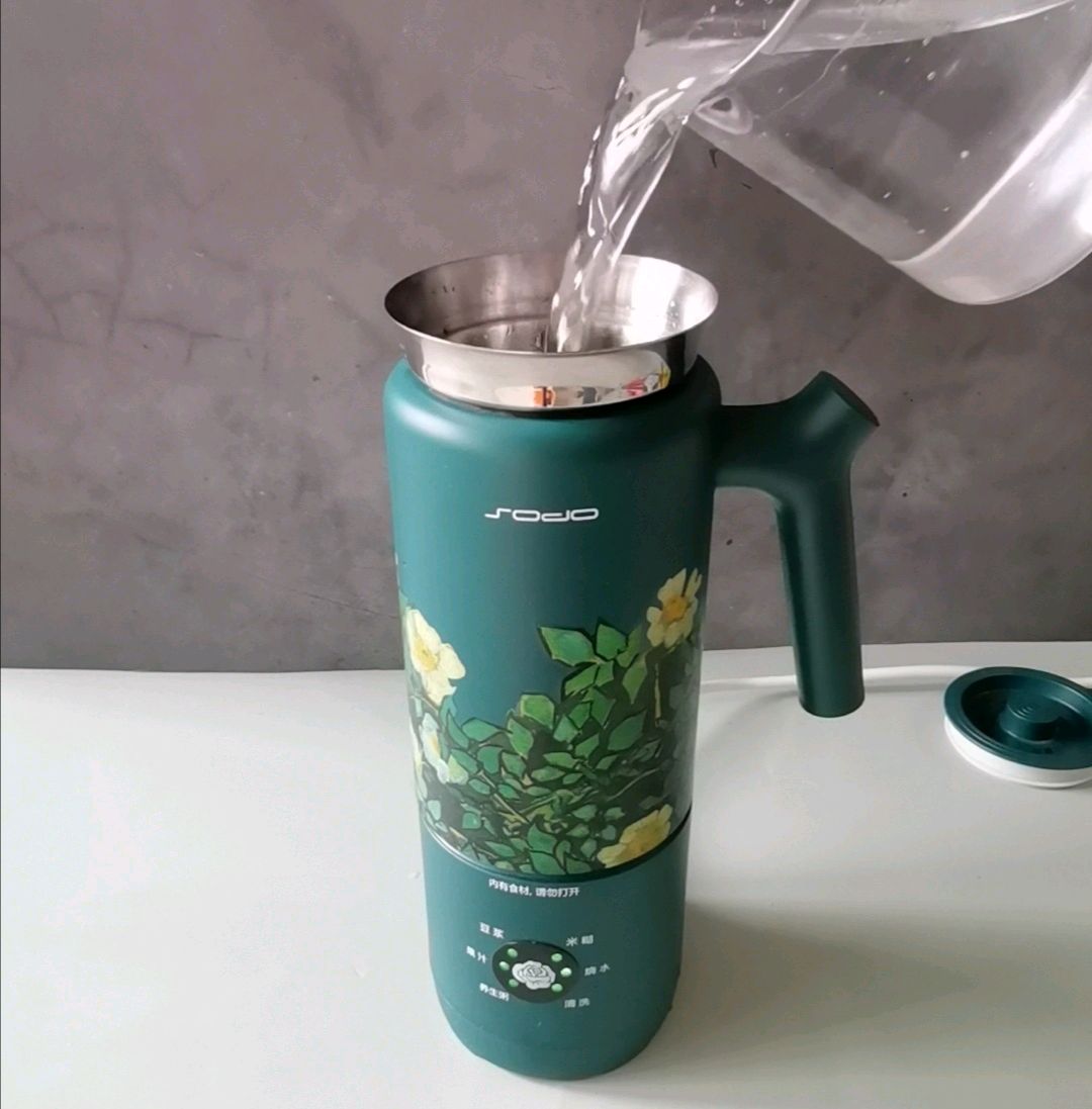 香甜又美味的核桃红枣豆浆