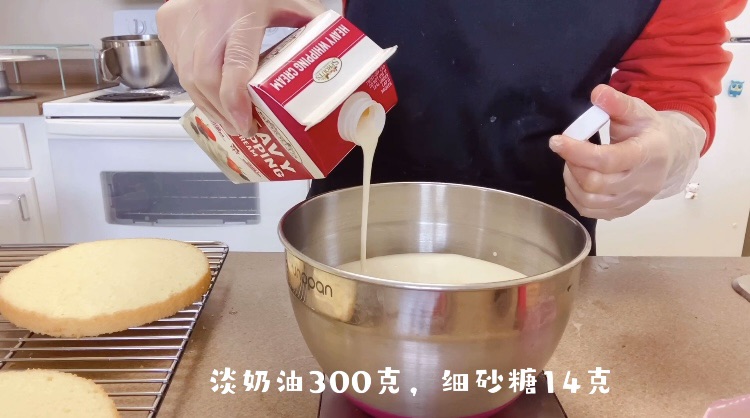 小黄鸭造型鲜奶戚风