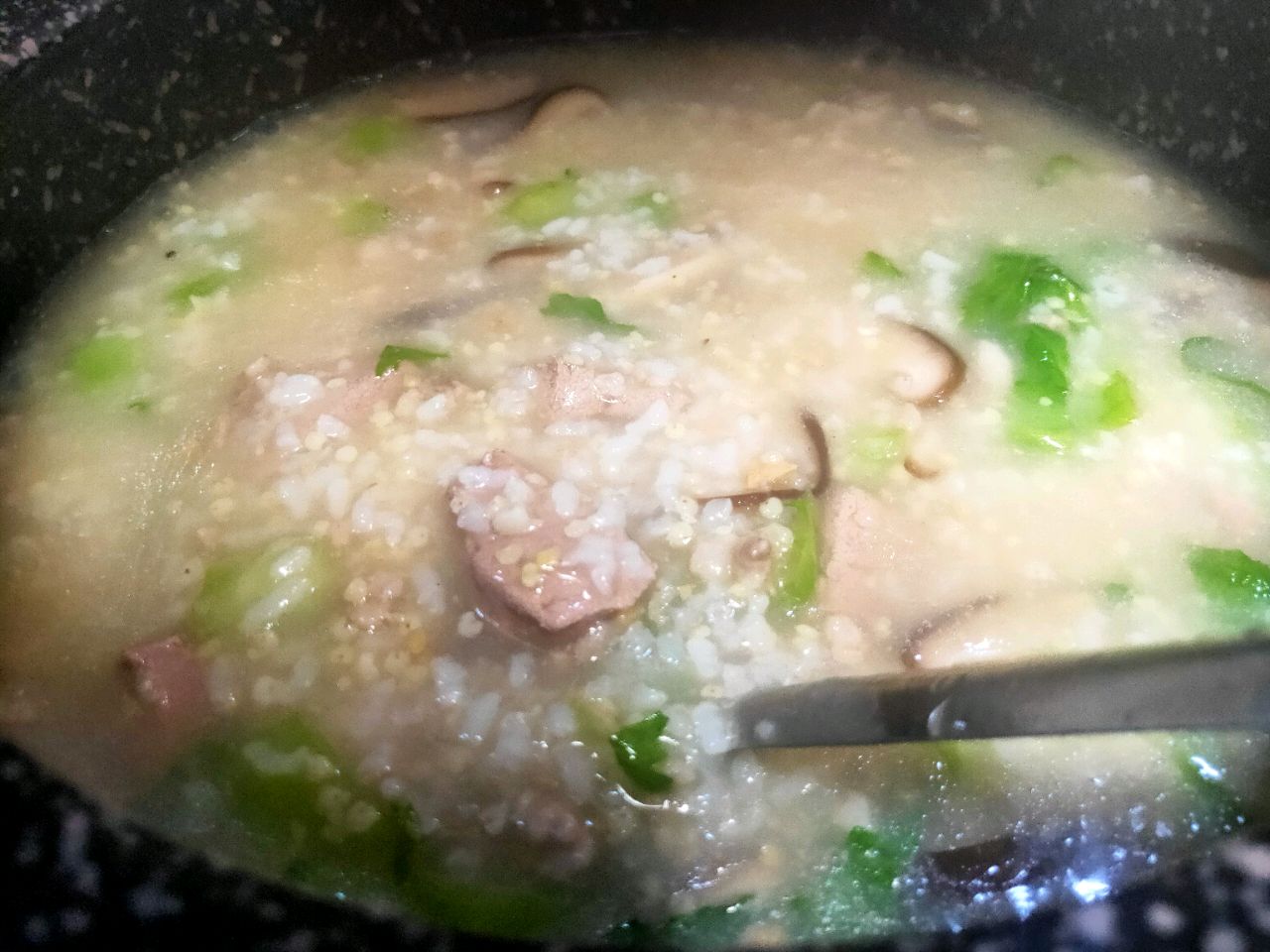 小米猪肝砂锅粥