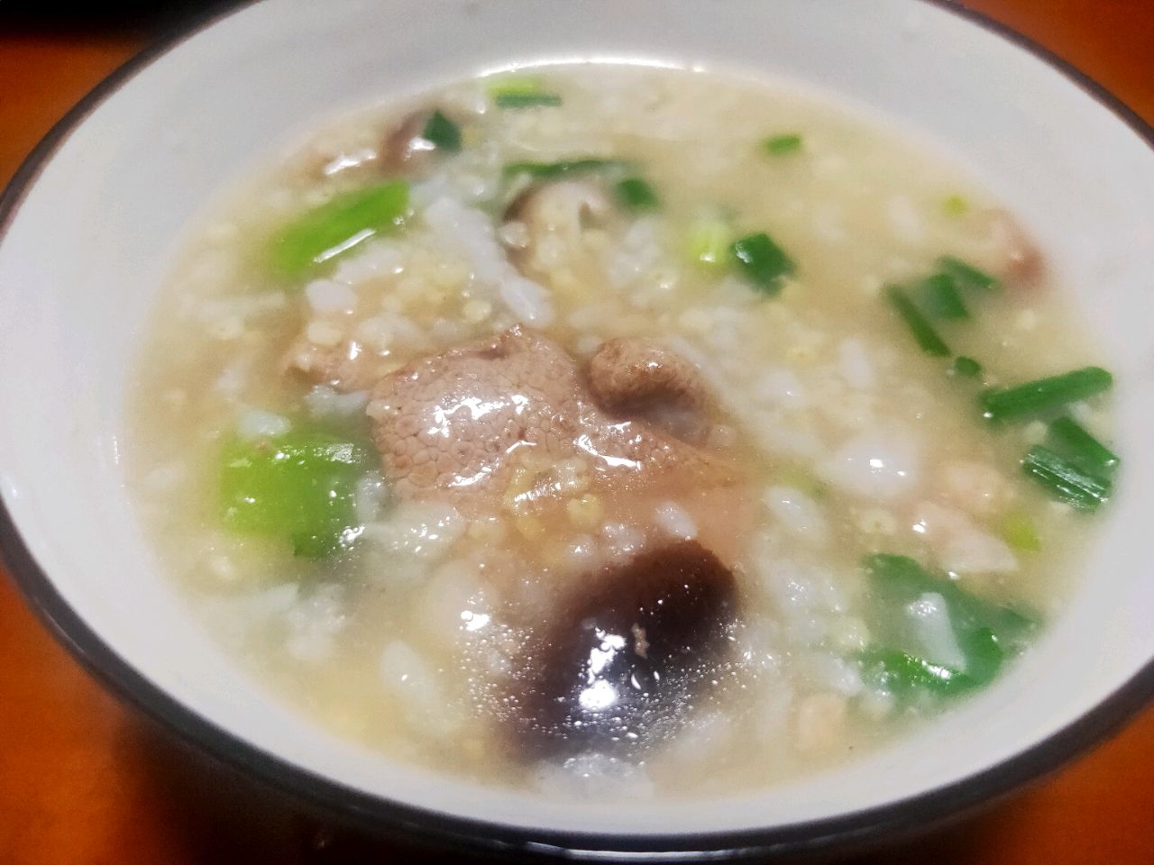 小米猪肝砂锅粥