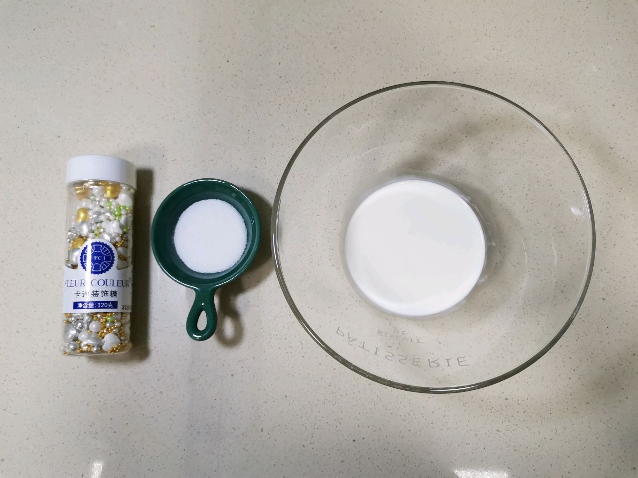 小盆友都能做 超简单圣诞杯子蛋糕