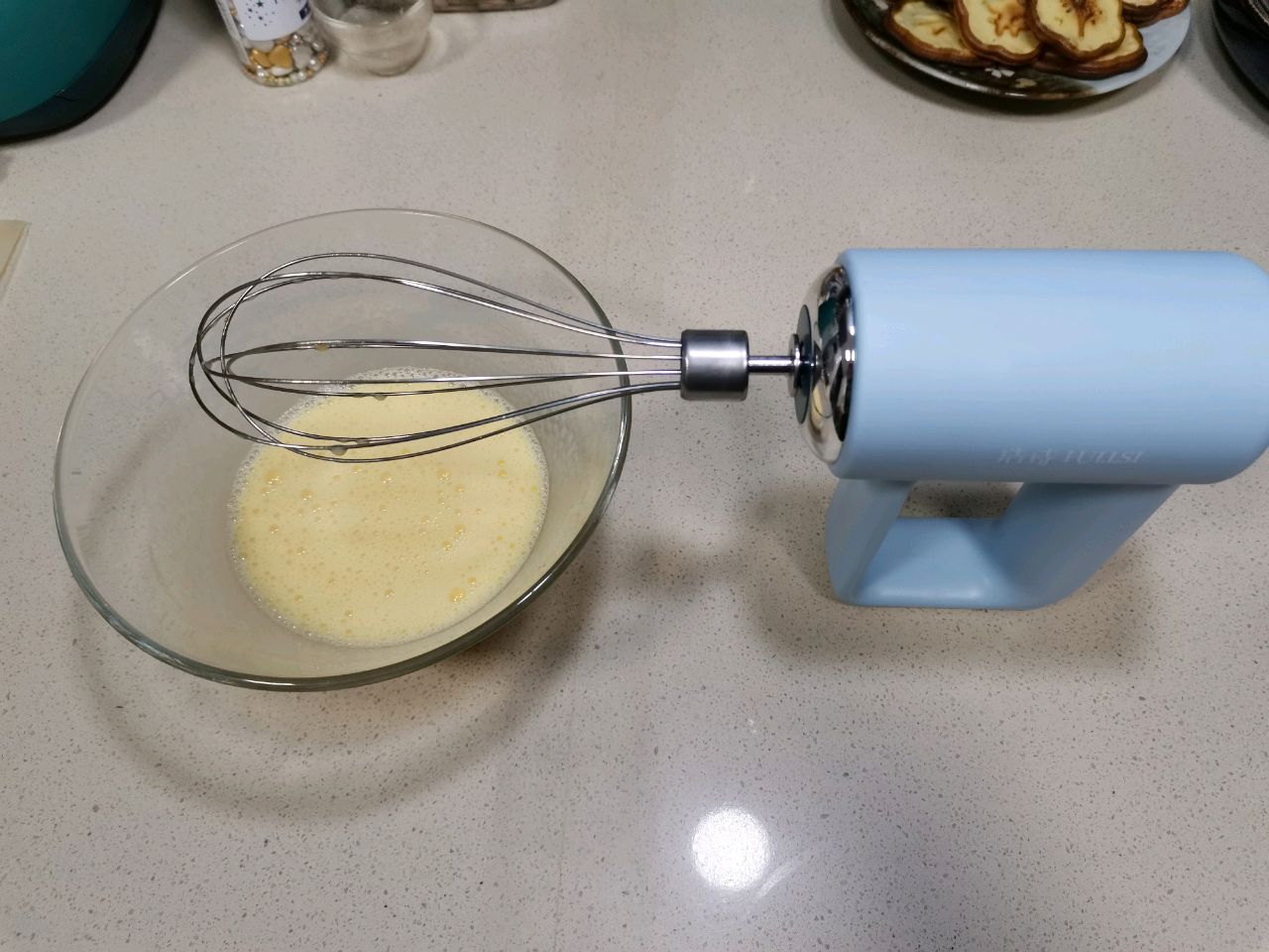 小盆友都能做 超简单圣诞杯子蛋糕