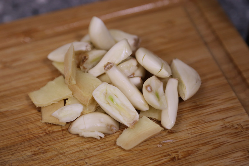 蟹肉鸡爪煲