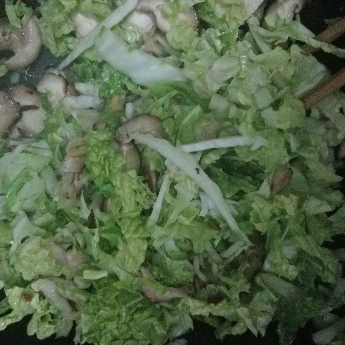 新菜香菇粉条炒丸子