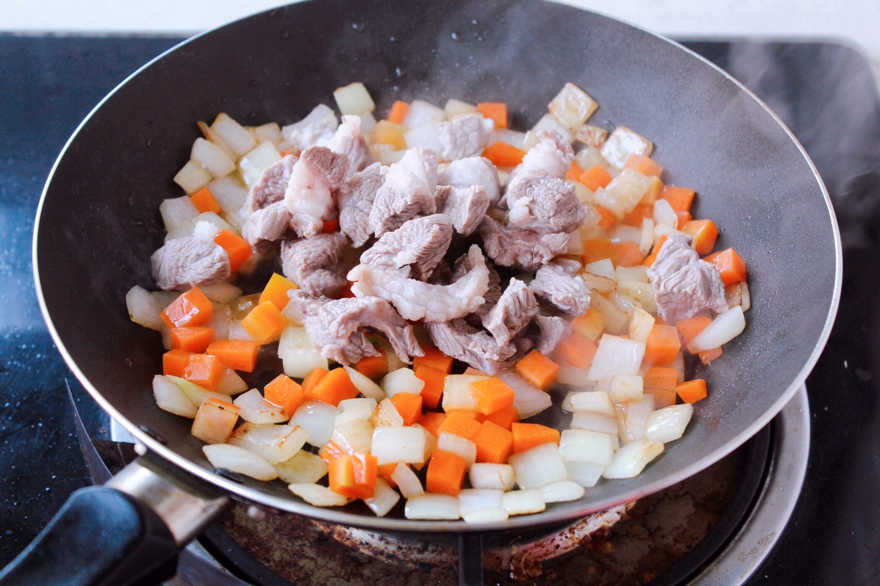 新疆羊肉手抓饭