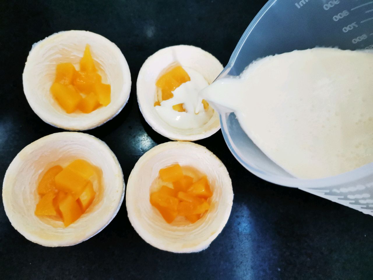 新手也能驾驭的简单甜品——黄桃蛋挞！