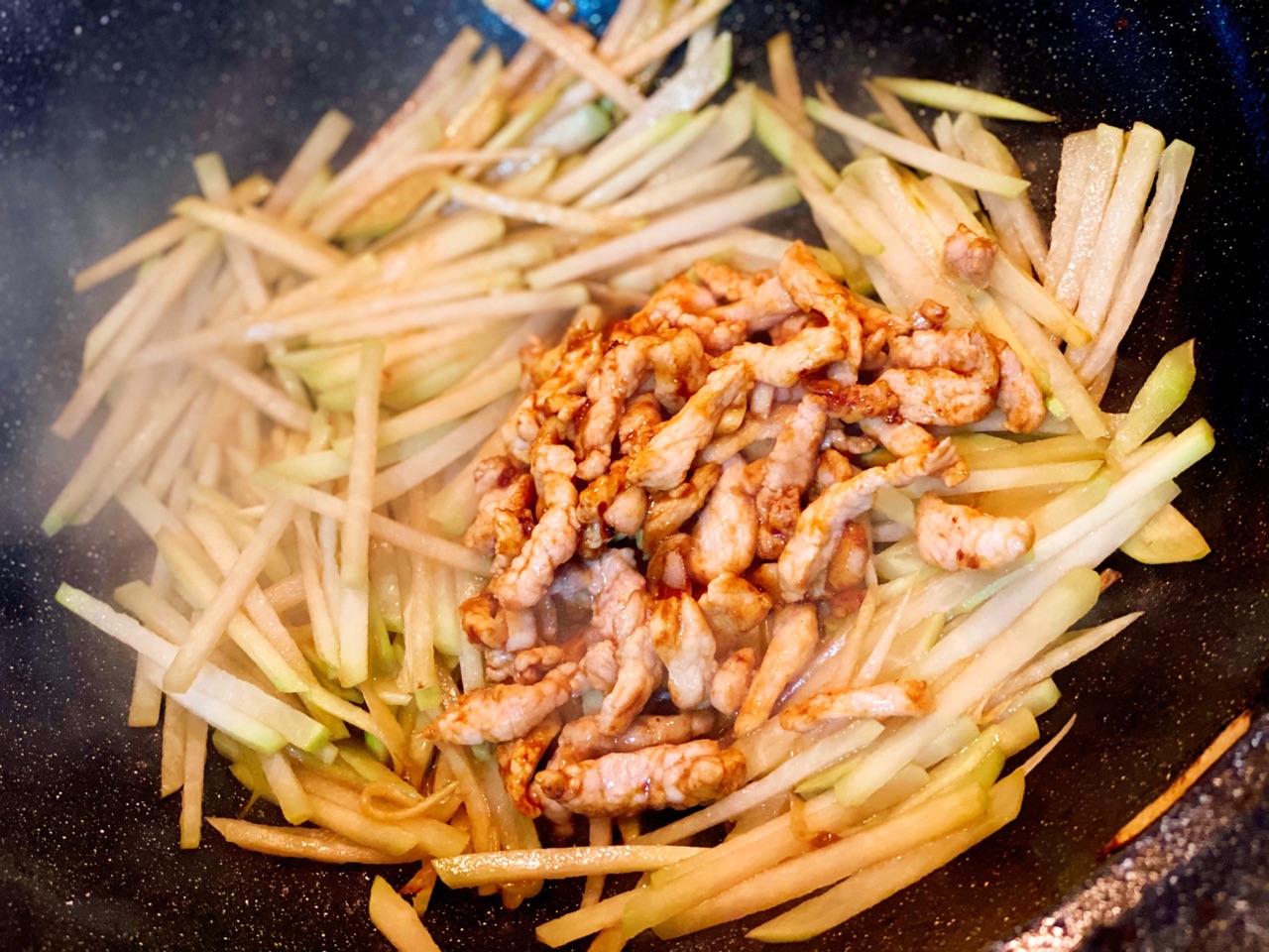 新鲜爽口的苤蓝炒肉丝