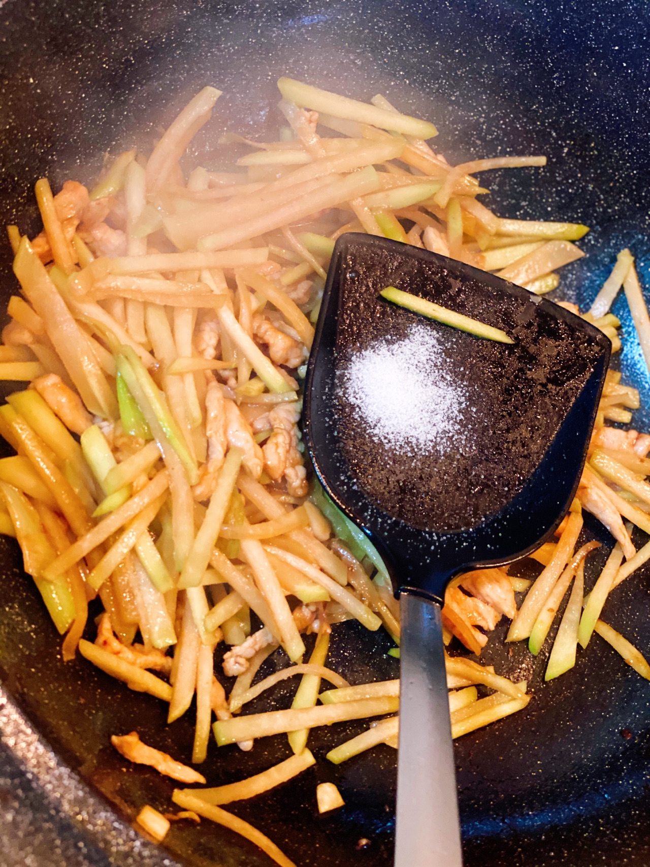 新鲜爽口的苤蓝炒肉丝