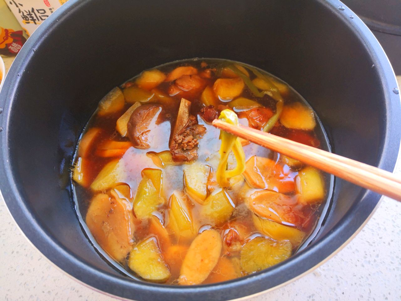 杏鲍菇萝卜排骨火锅