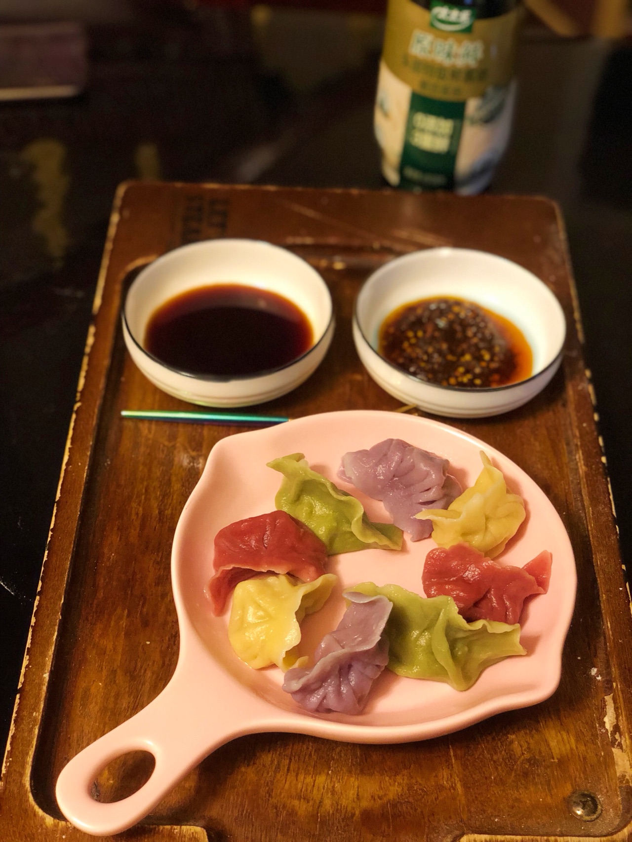 雪地彩虹锅贴