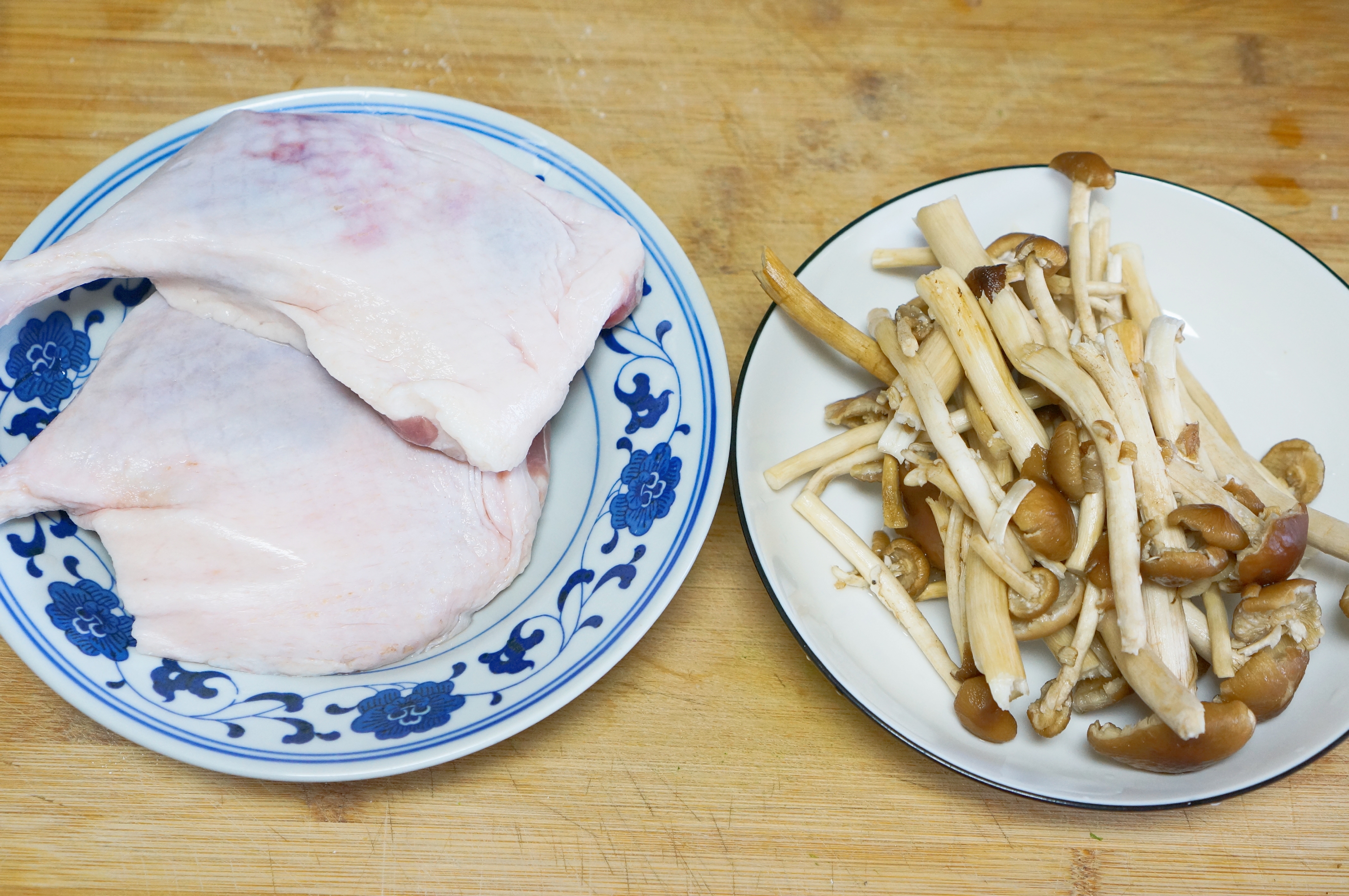 鸭腿炖茶树菇