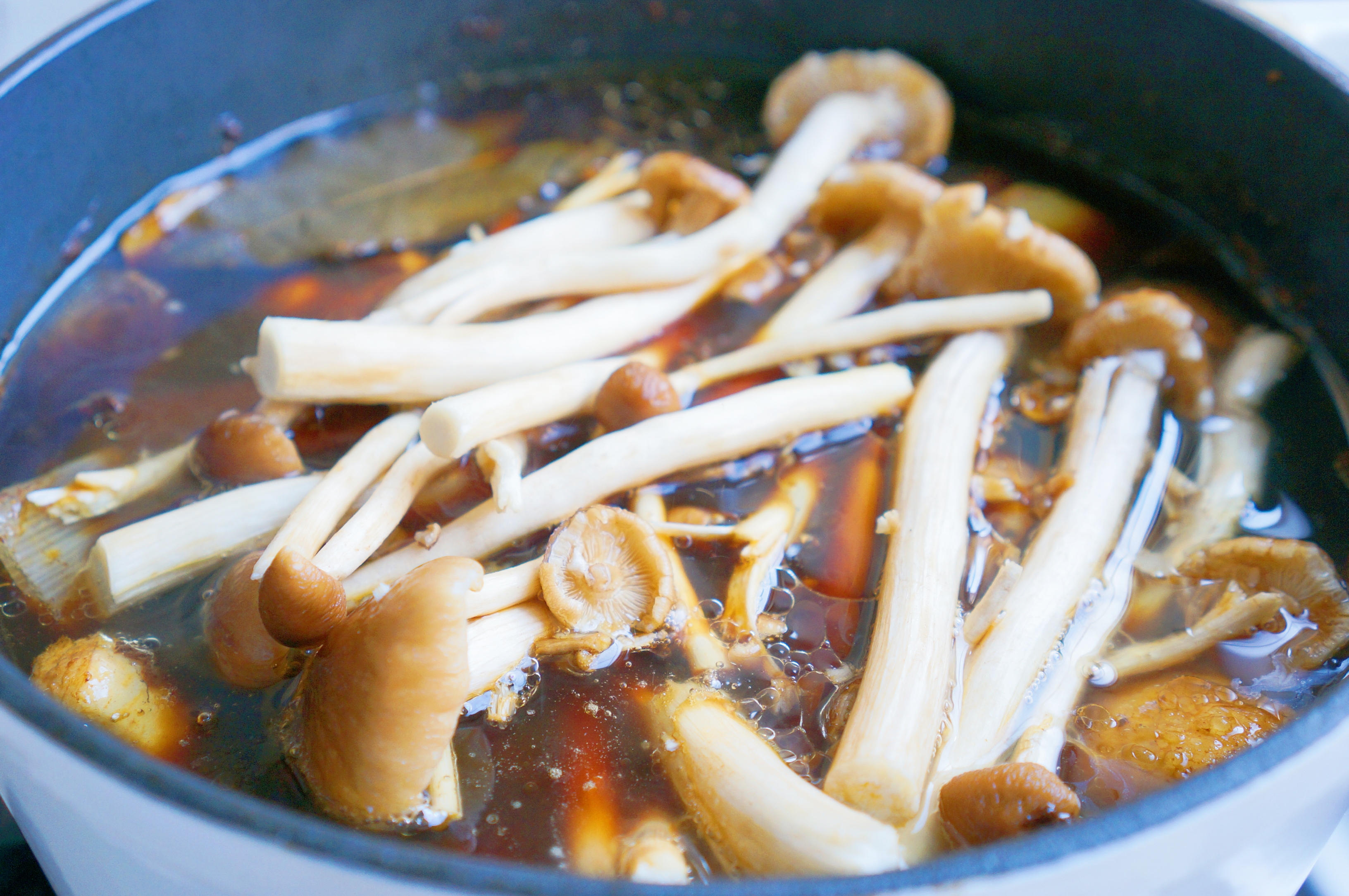 鸭腿炖茶树菇