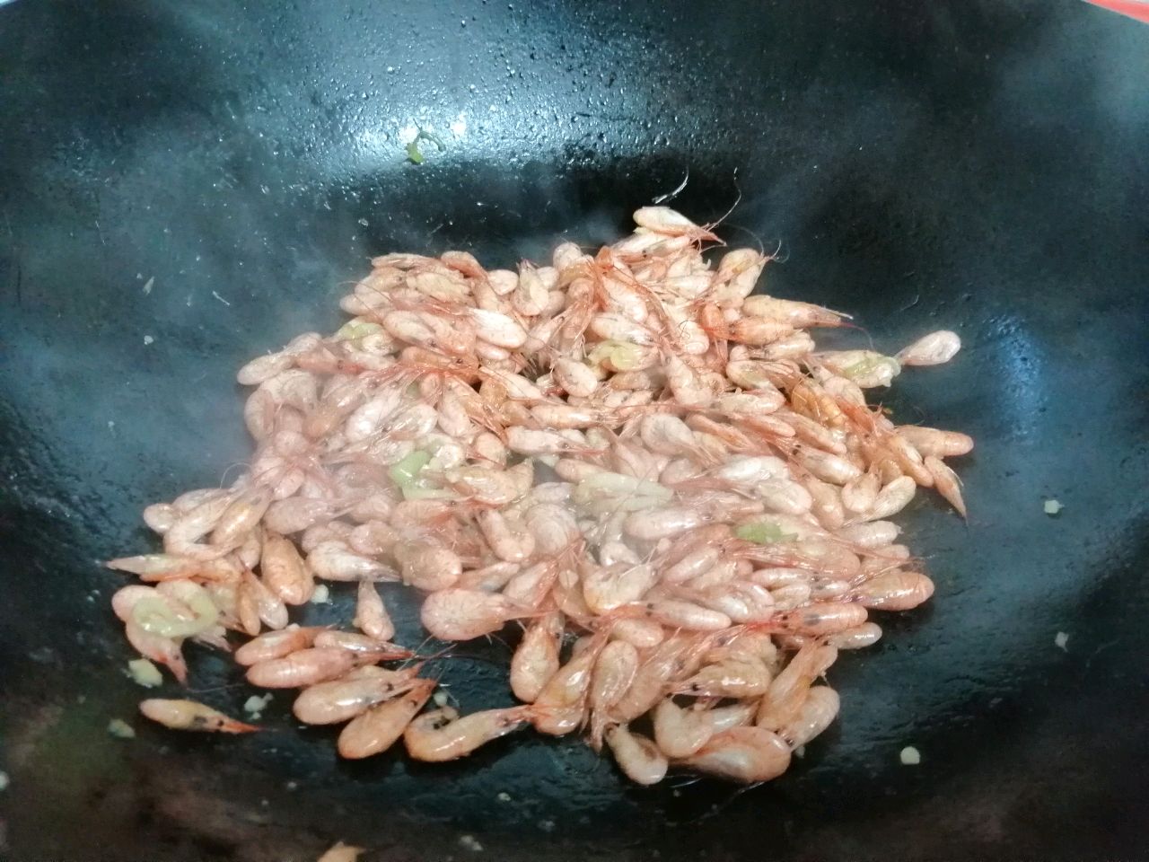 颜色诱人的炒虾