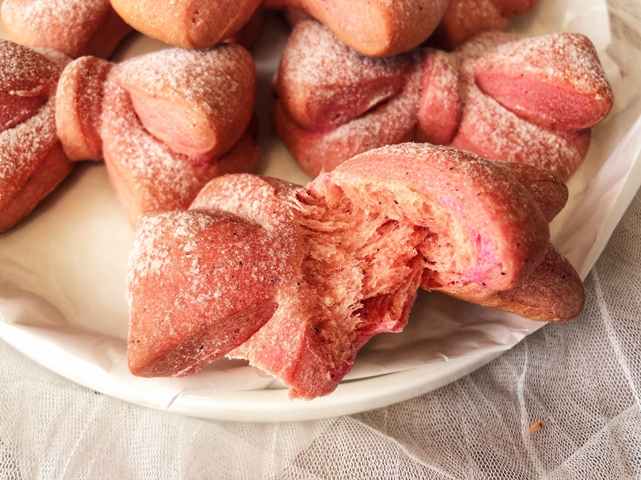 颜值爆表的奶油蝴蝶结小面包