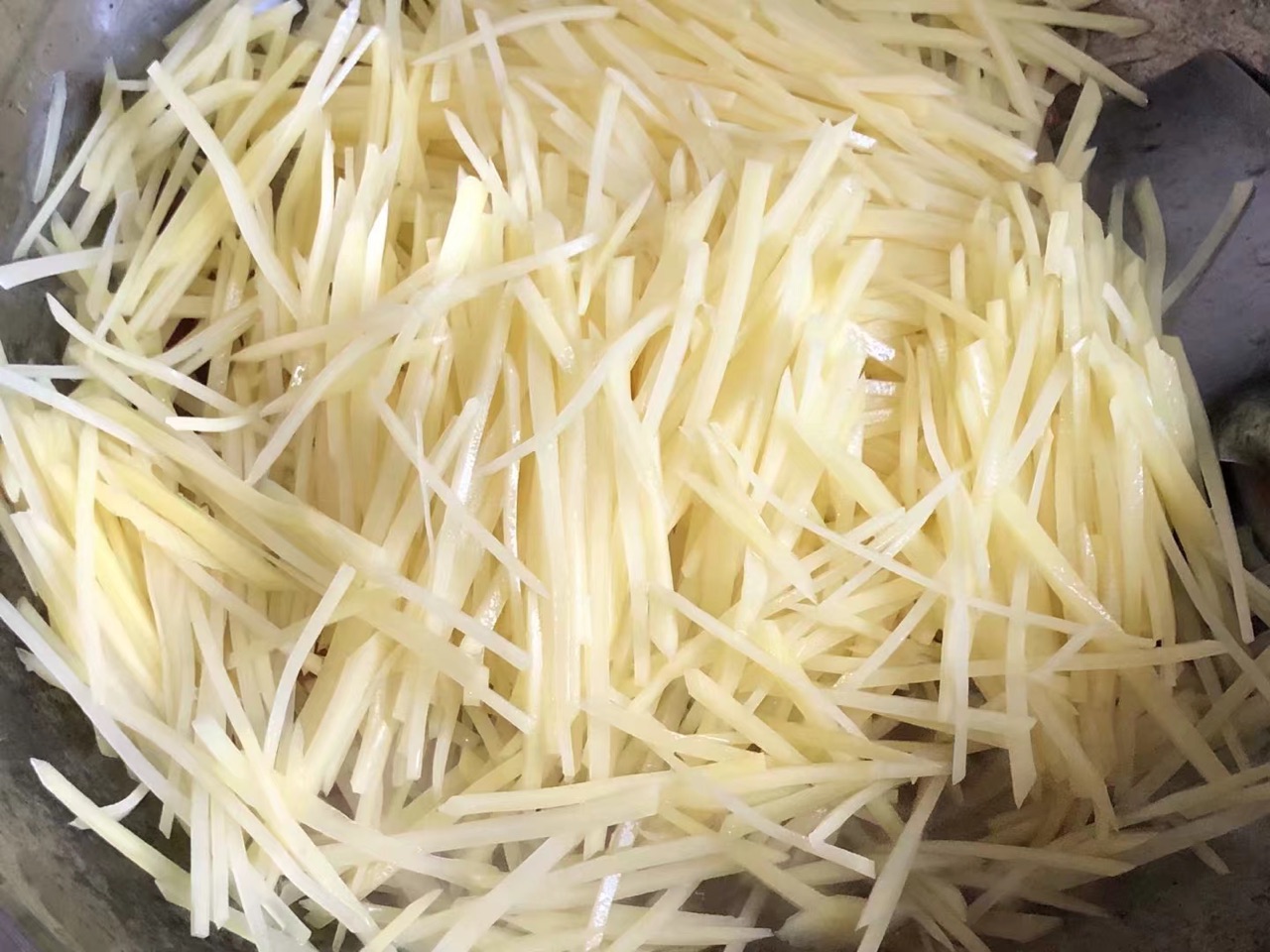 洋葱胡萝卜炒土豆丝