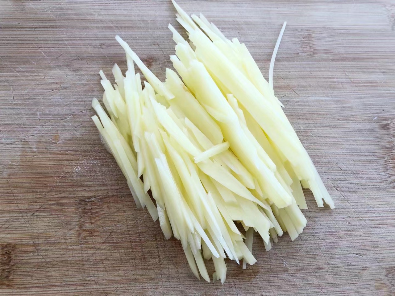 洋葱胡萝卜炒土豆丝