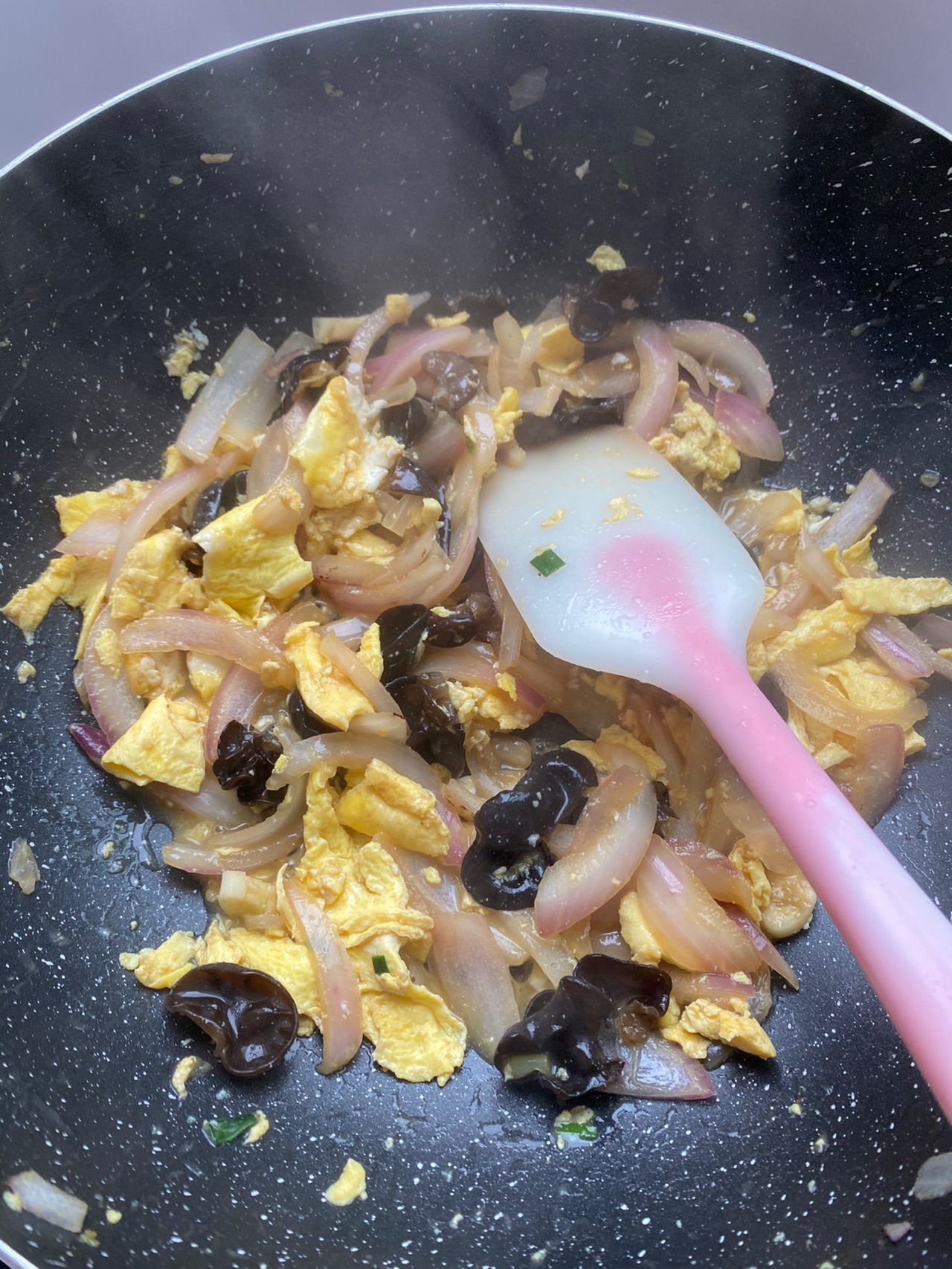 洋葱木耳炒鸡蛋