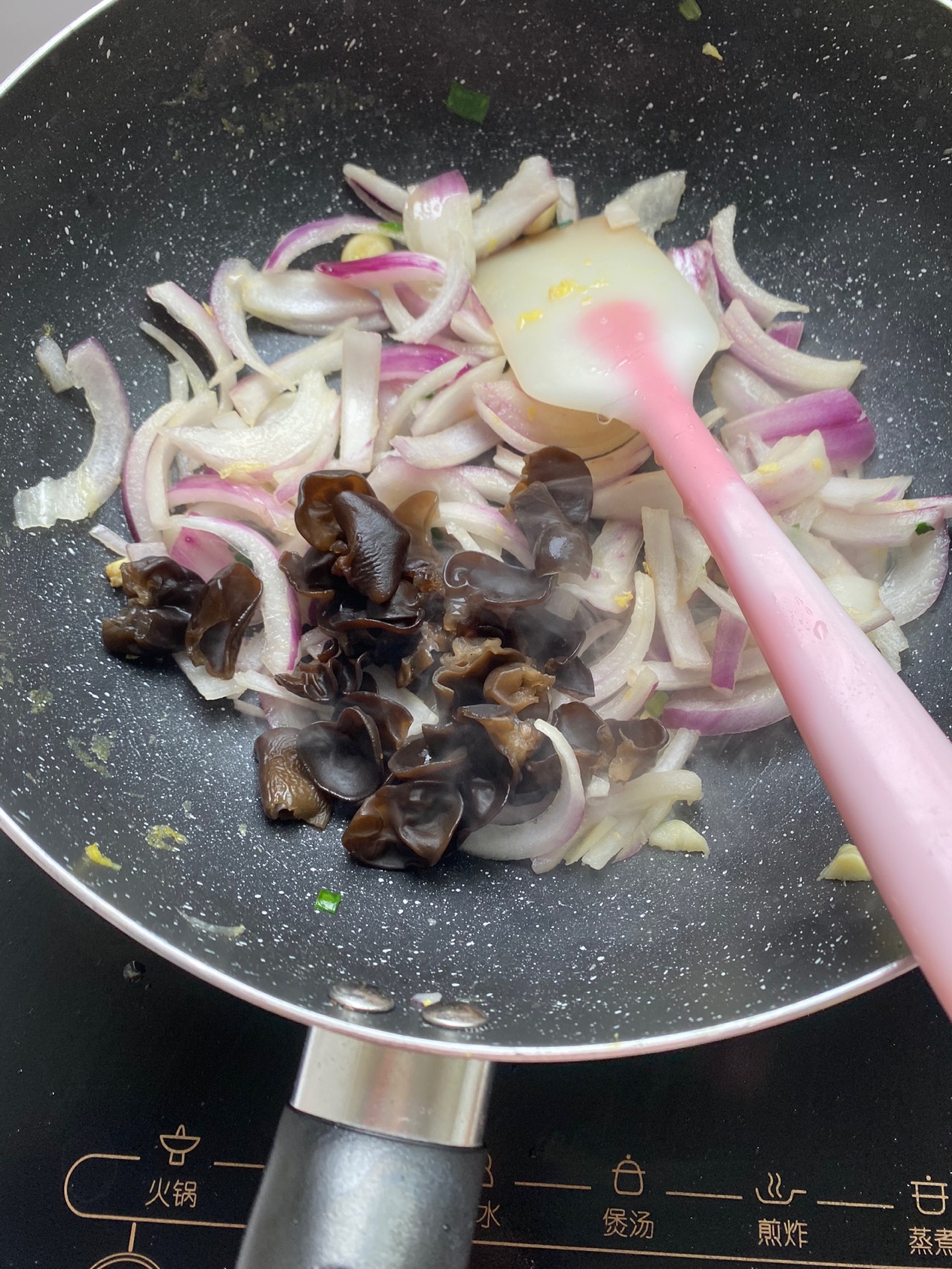 洋葱木耳炒鸡蛋