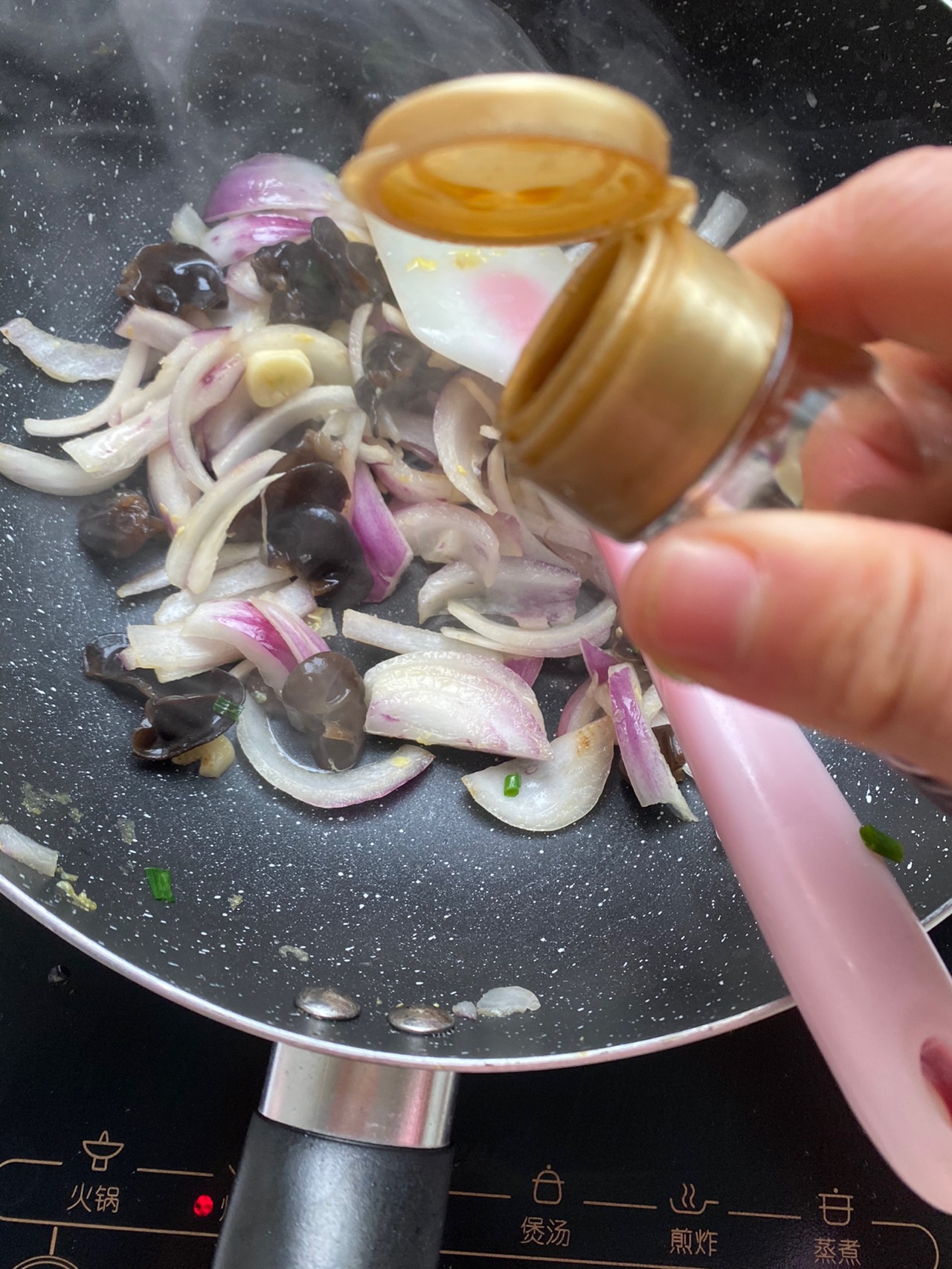 洋葱木耳炒鸡蛋