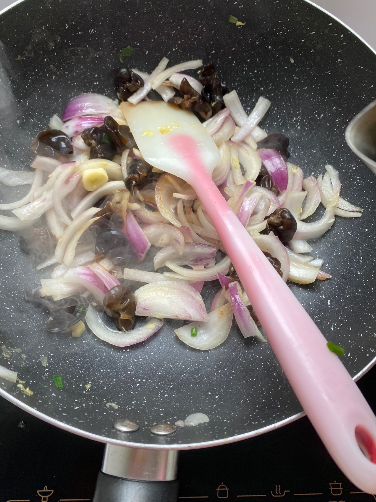 洋葱木耳炒鸡蛋