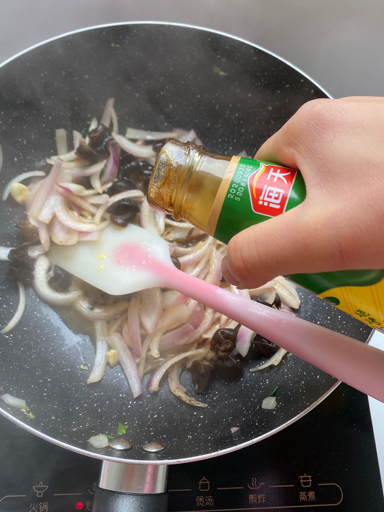洋葱木耳炒鸡蛋