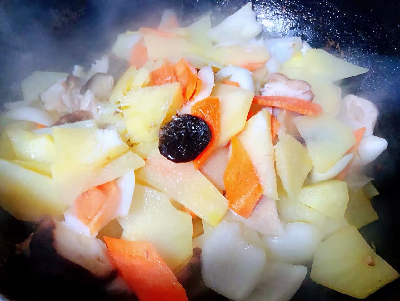 洋葱香菇胡萝卜炒土豆片