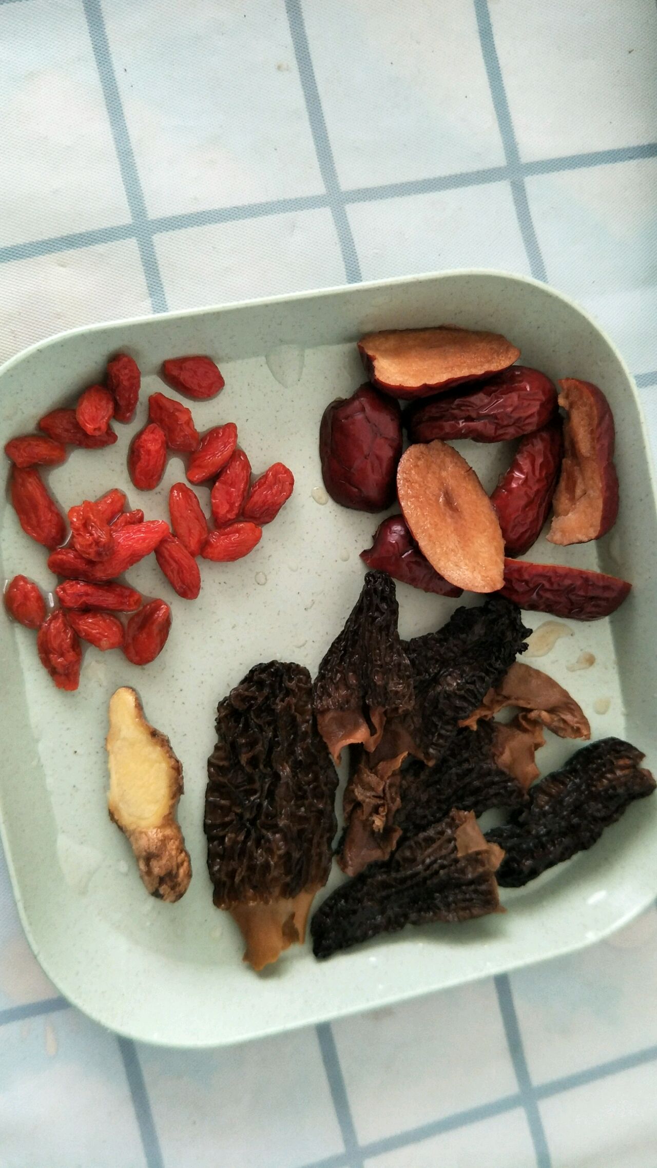 羊肚菌炖鸡汤