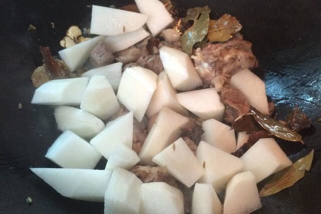 羊肉炖萝卜