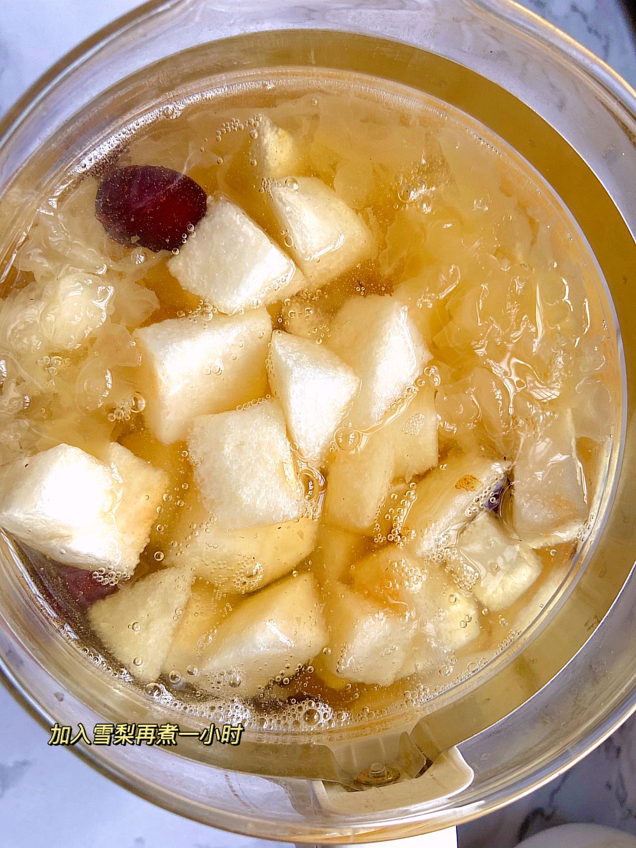 养生女孩必备｜养颜润肺银耳雪梨汤超滋润～