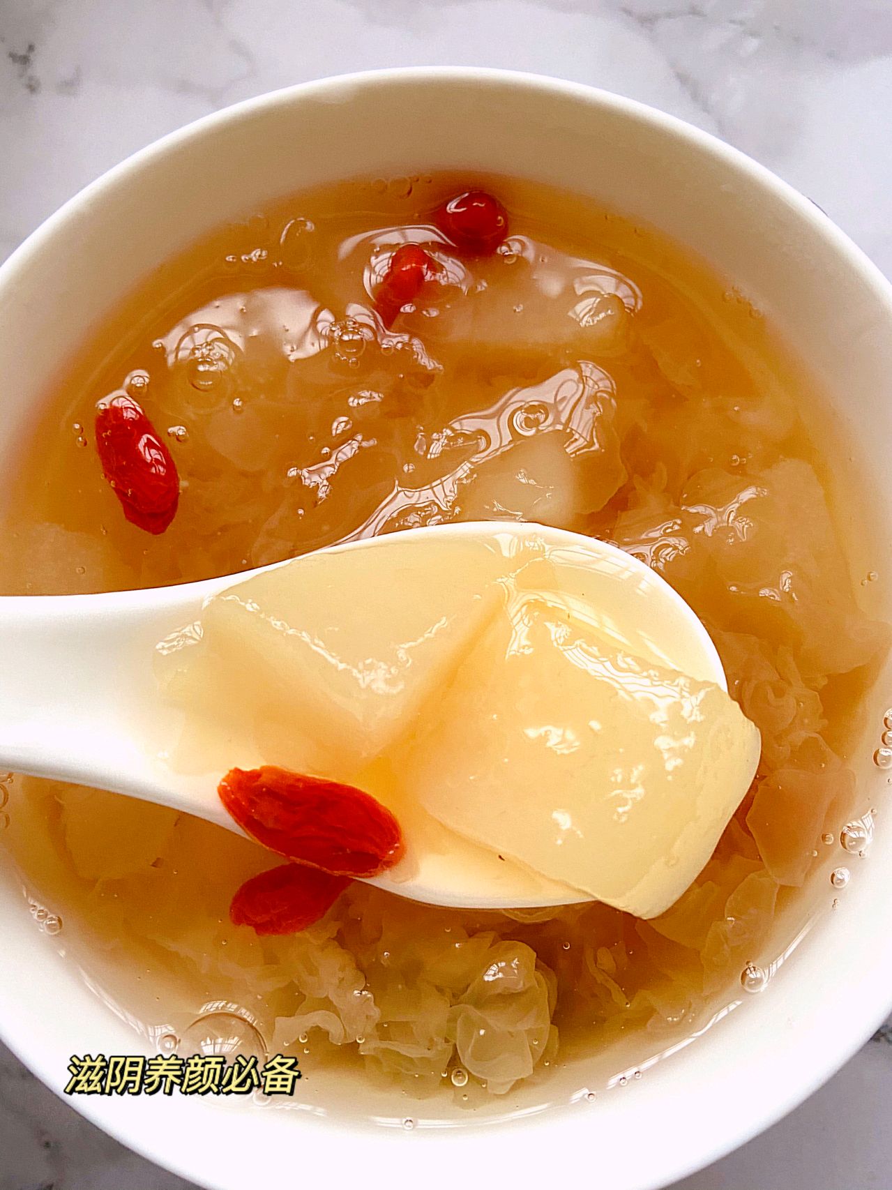 养生女孩必备｜养颜润肺银耳雪梨汤超滋润～