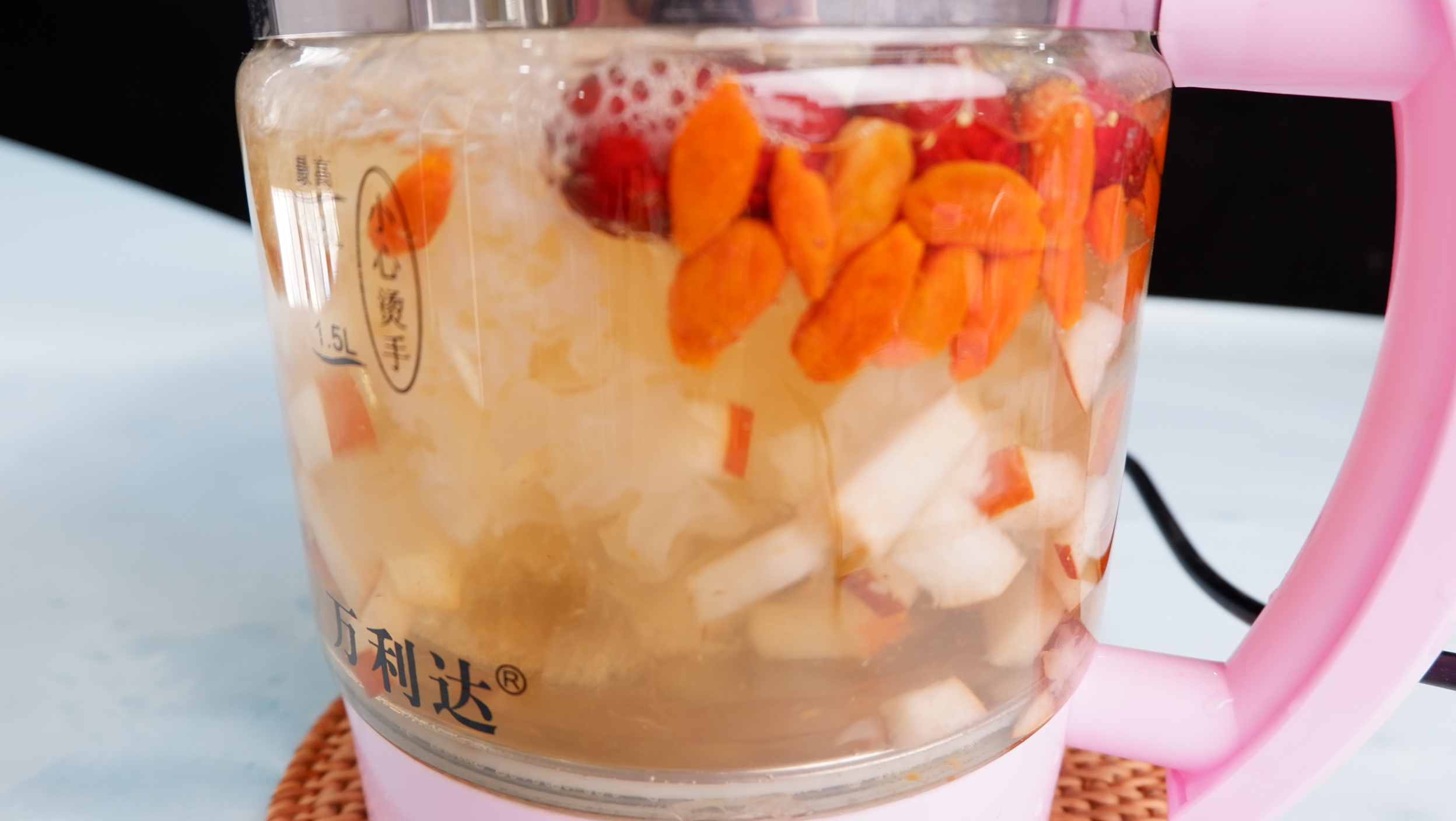养生银耳红梨茶