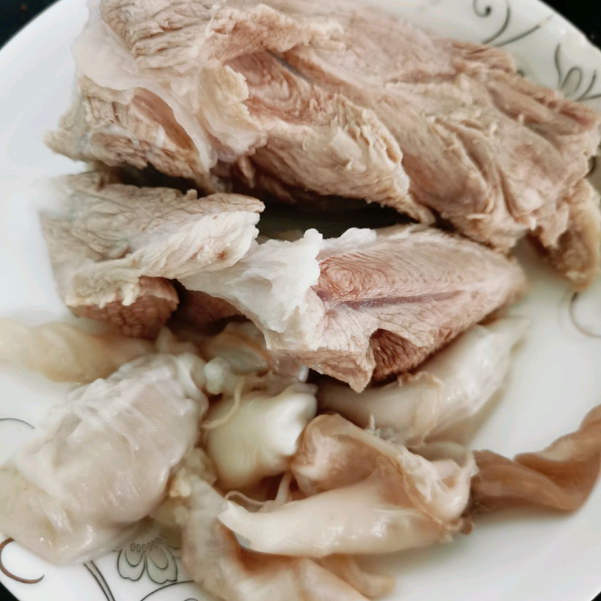 养颜靓汤：鱼胶竹荪排骨汤