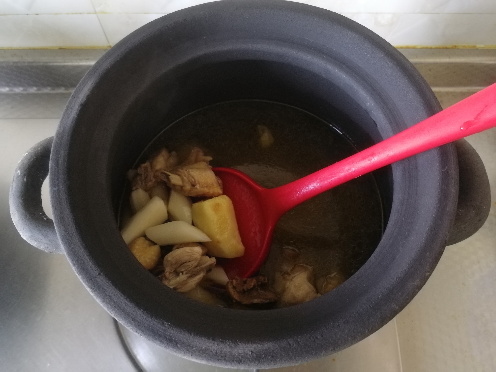 椰子水菌菇山药鸡汤