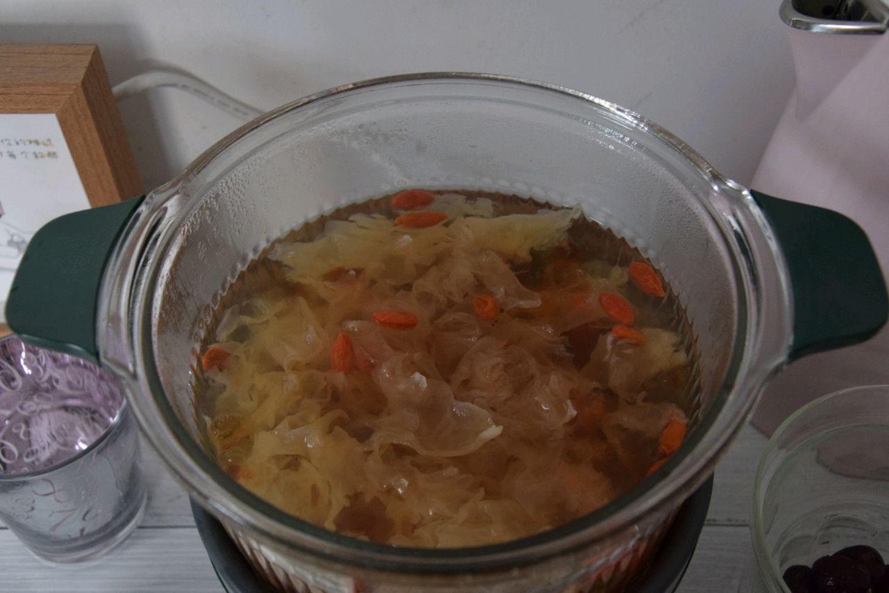 银耳桃胶红枣汤