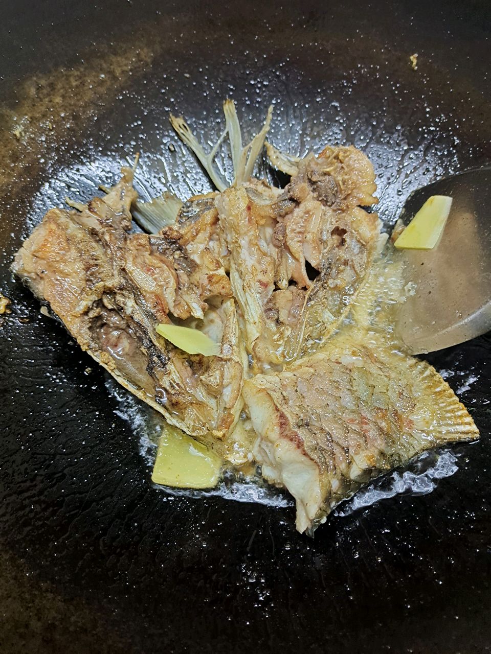 营养补钙～鱼头鱼尾汤