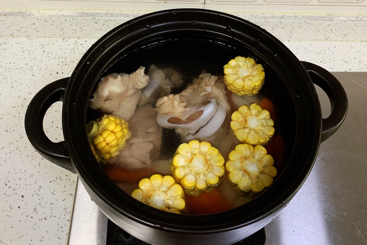 营养丰富的玉米胡萝卜筒骨汤
