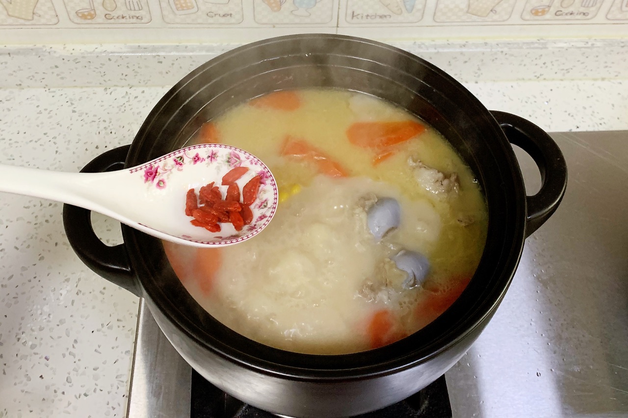 营养丰富的玉米胡萝卜筒骨汤