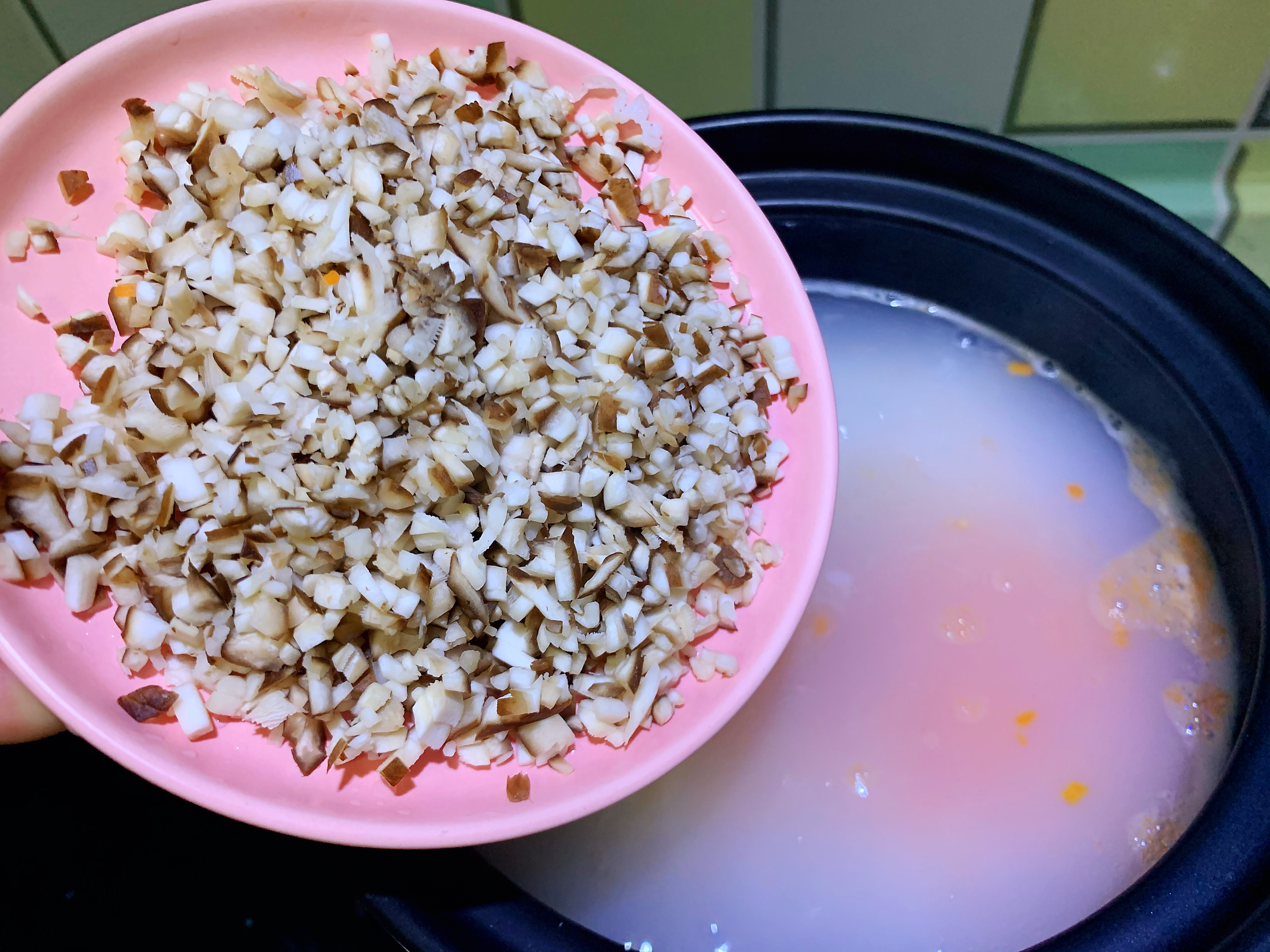 营养暖胃的香菇胡萝卜鸡肉粥