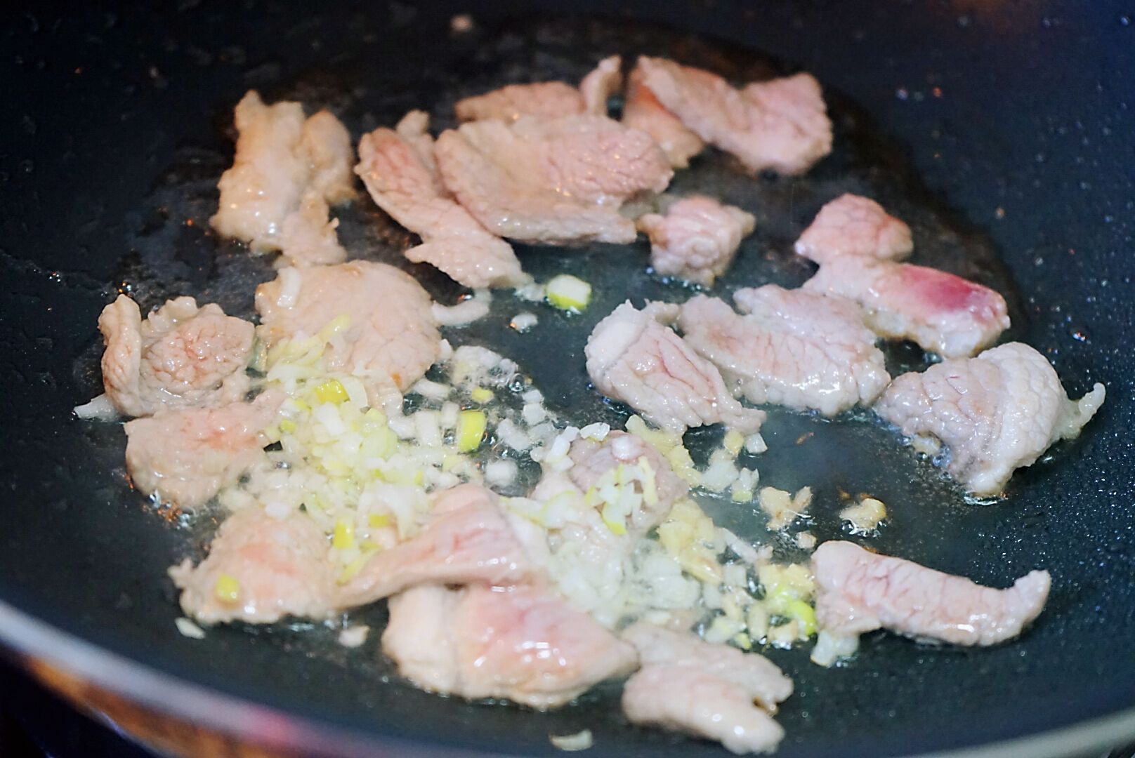 营养下饭的胡萝卜香菇炒肉
