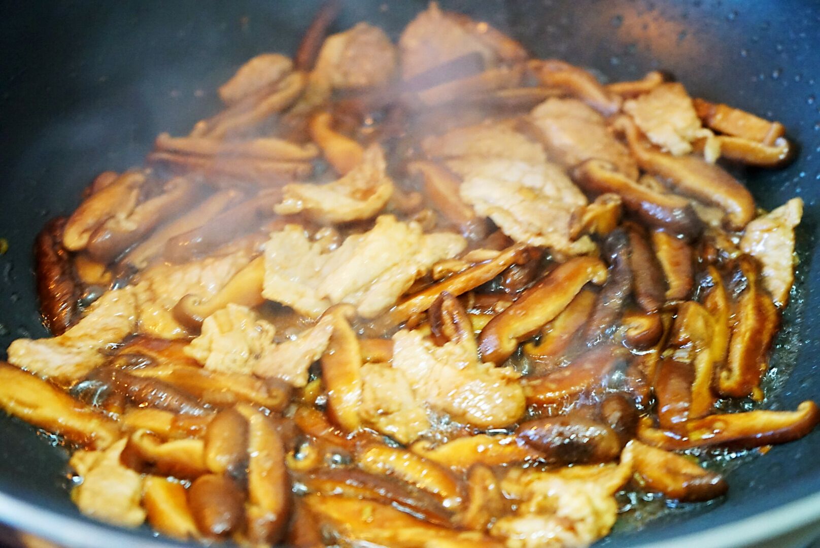 营养下饭的胡萝卜香菇炒肉