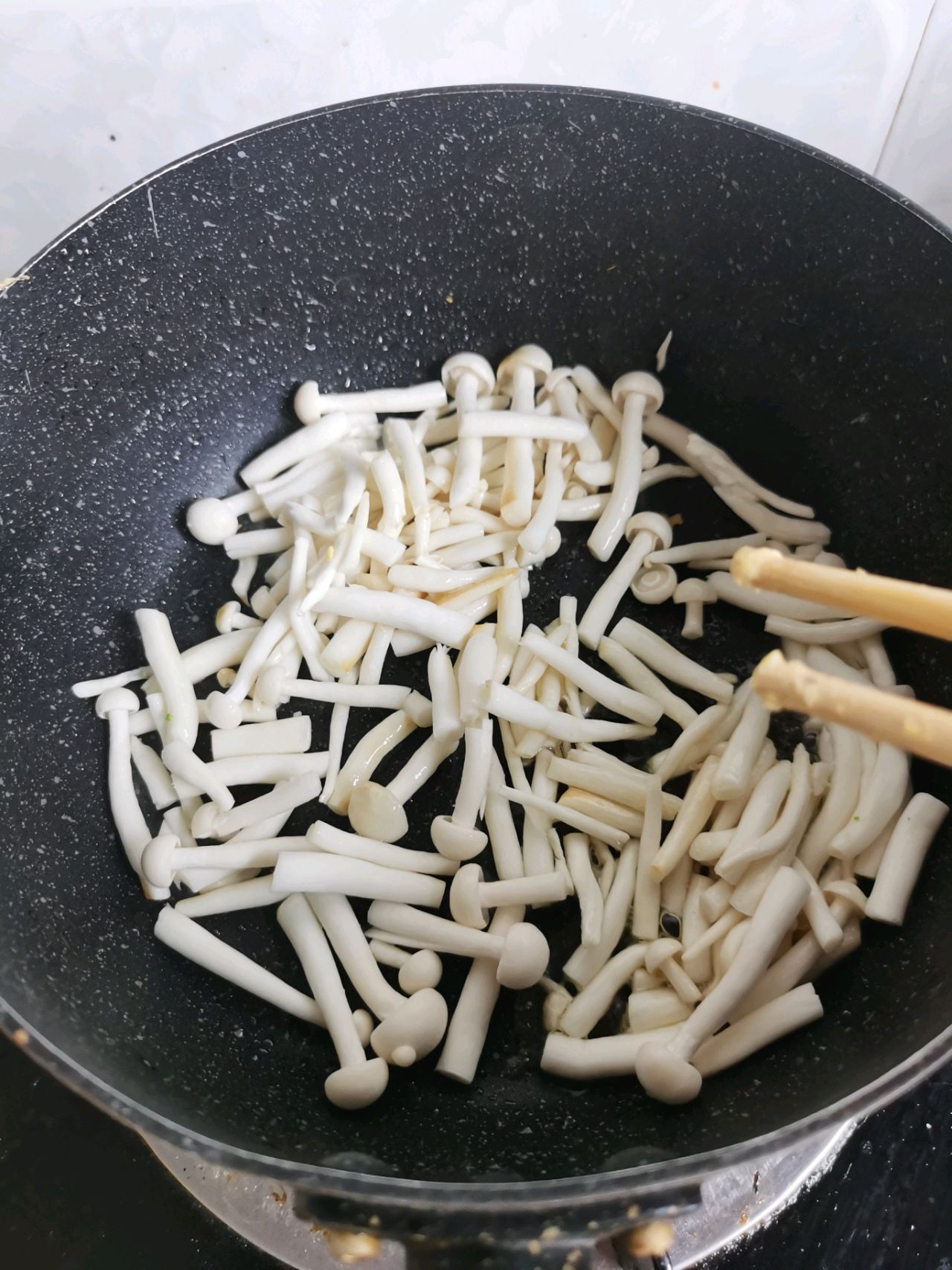 营养早餐面菌菇鸡蛋面