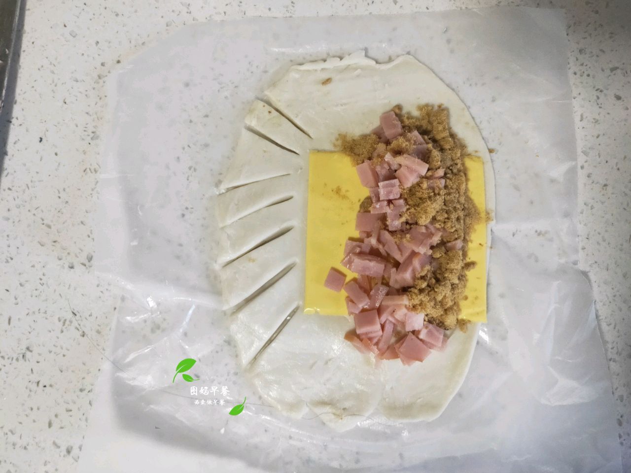 用手抓饼做的咸口毛毛虫面包～