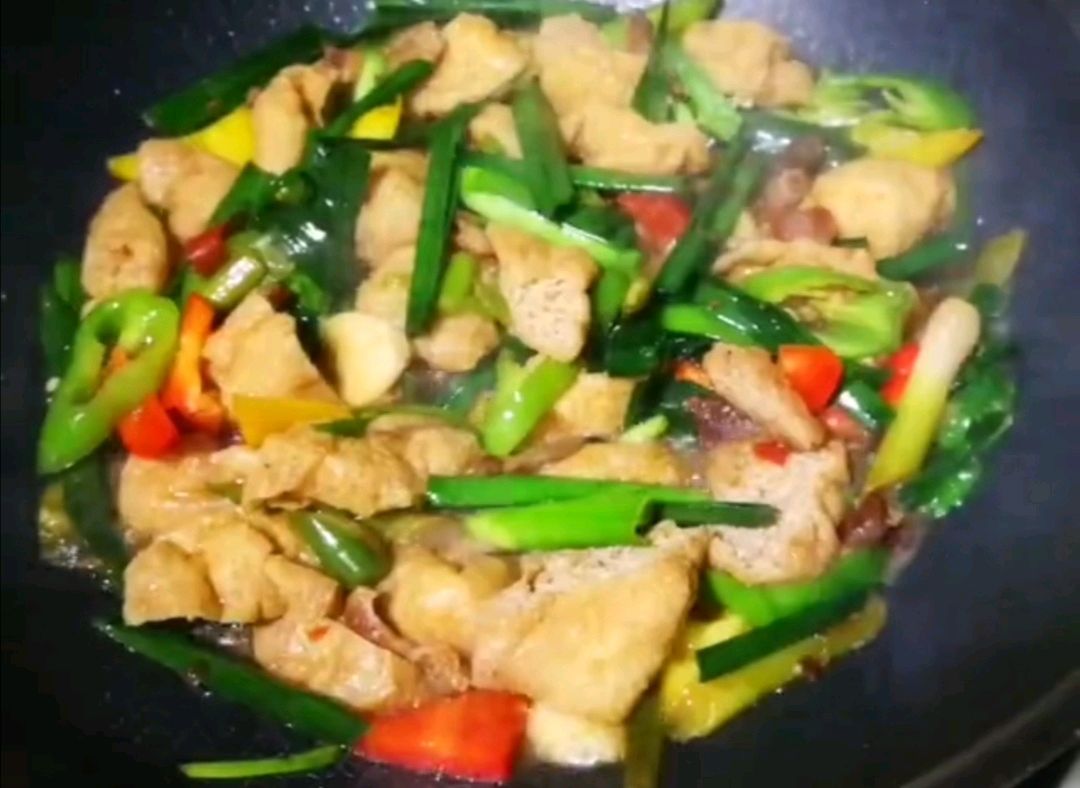 油豆腐蒜苗炒五花肉
