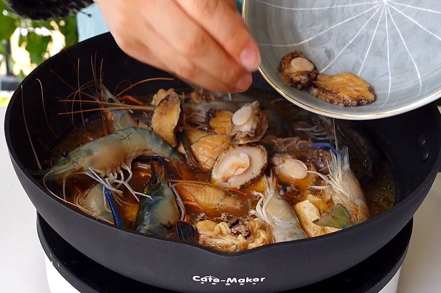 游龙戏凤 炖鸡虾鲍鱼