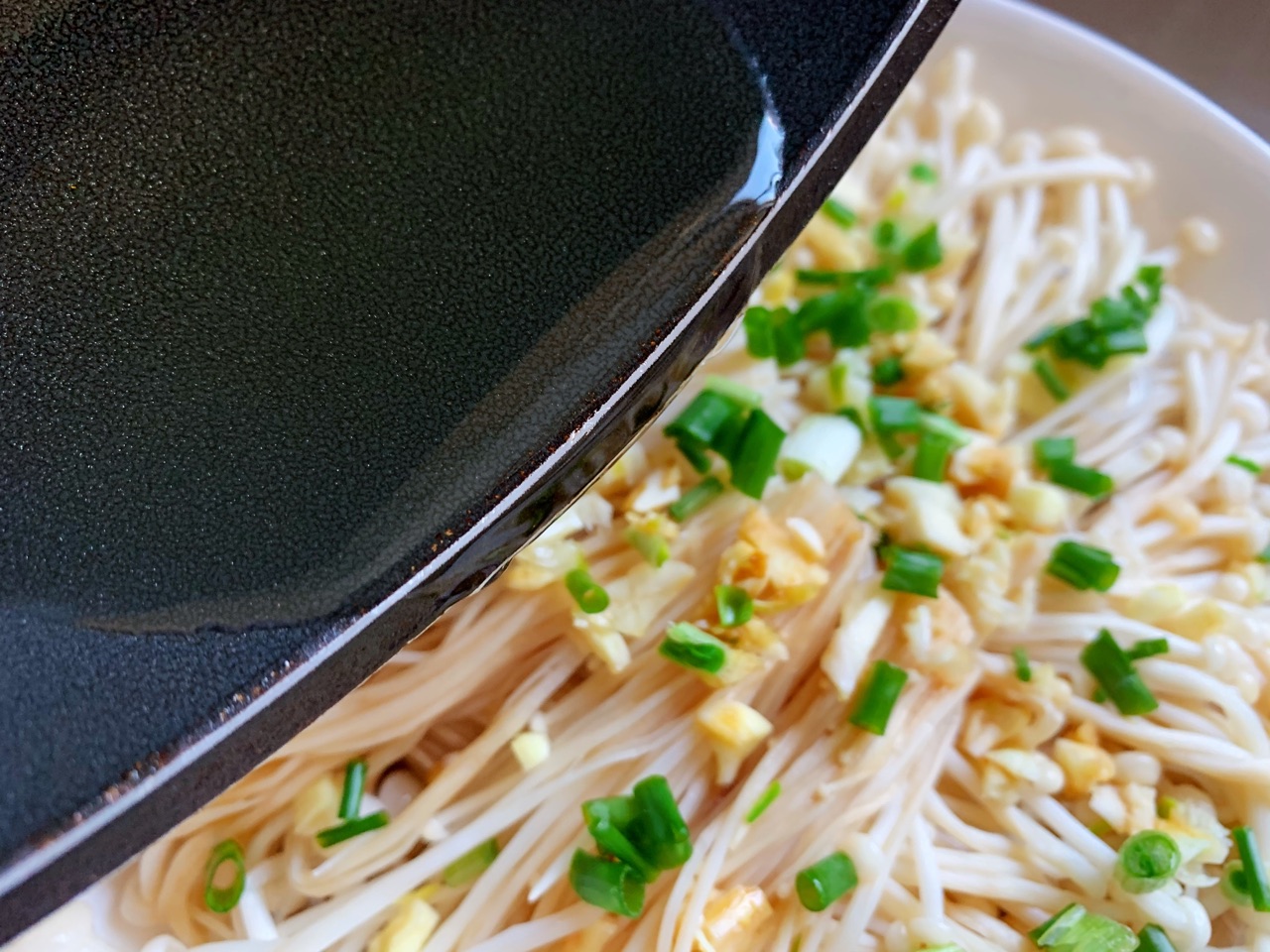 油泼蒜香金针菇粉丝