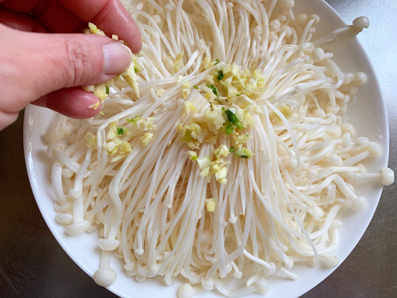 油泼蒜香金针菇粉丝