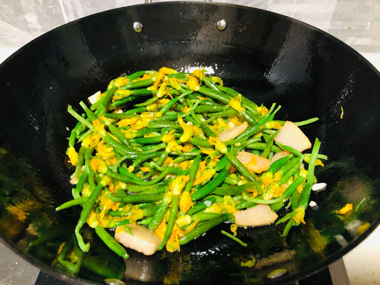 油渣爆炒小黄瓜
